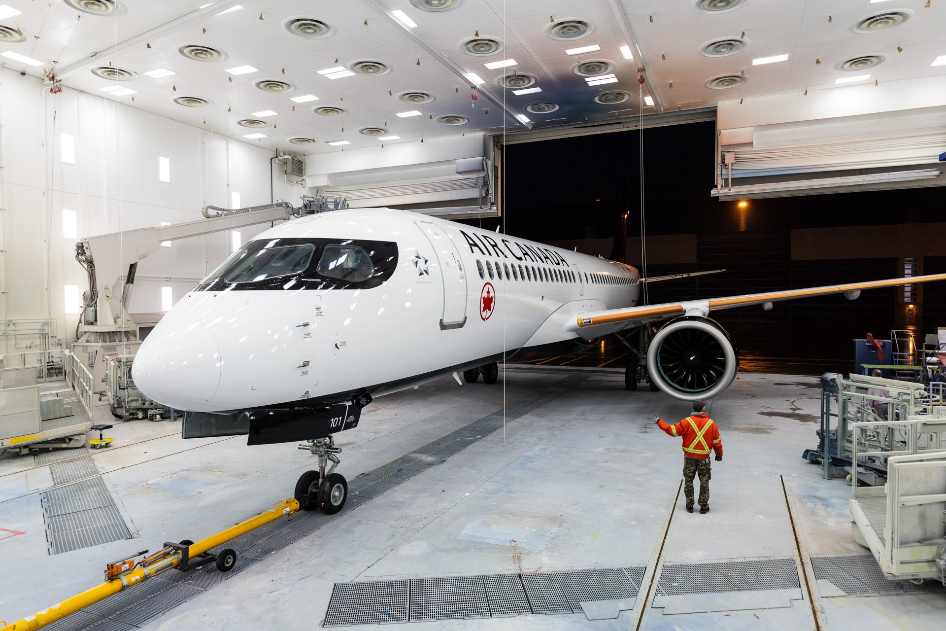The first Canadian-made A220-300 aircraft destined to a Canadian airline – Air Canada – received its colours during activity in Mirabel