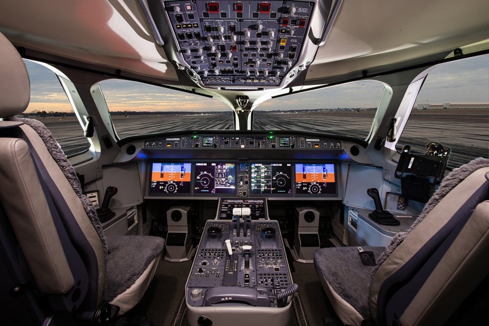 A220-300驾驶舱的内部视图，包括飞行控制