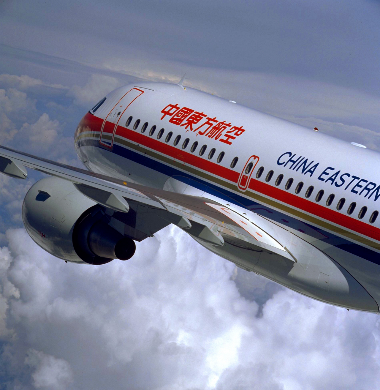 A side view of an in-flight Airbus A320 aircraft in China Eastern Airlines’ livery.