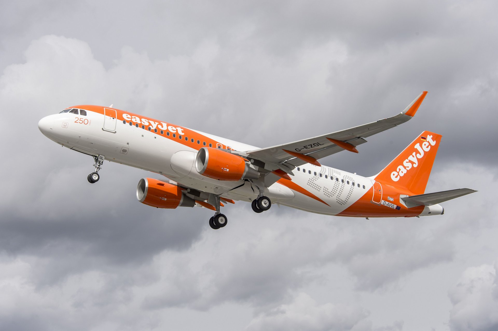 Easyjet Ubernimmt Sein 250 Airbus Flugzeug Commercial Aircraft Airbus