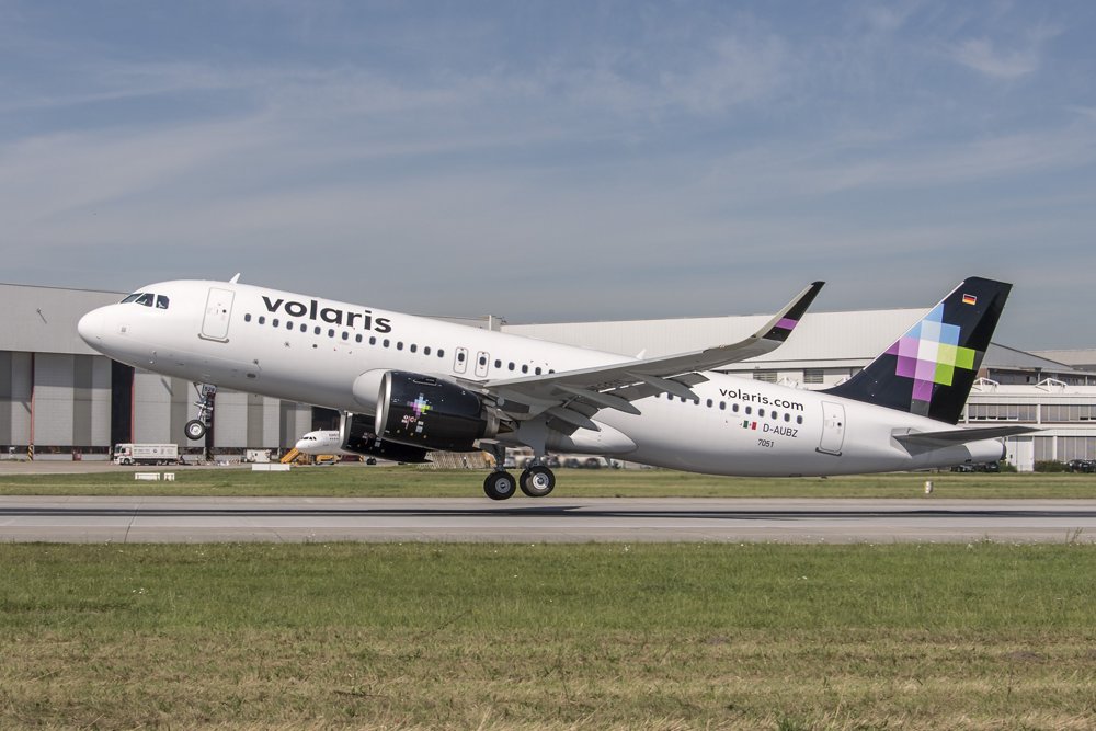 An A320neo is shown in the colours of Mexico’s low-cost carrier Volaris, which became the first North American airline to operate this aircraft version. 