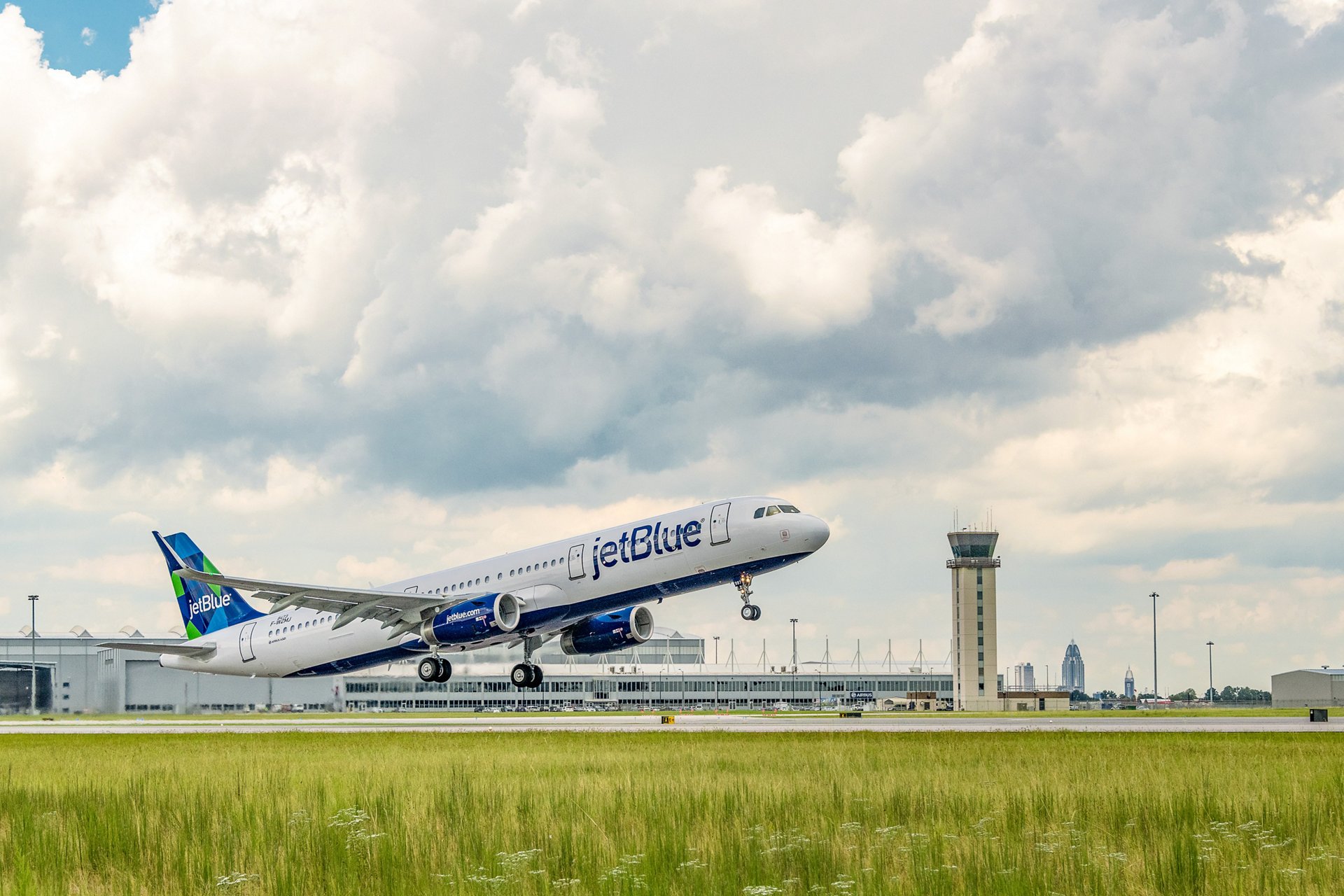 Resultado de imagen para Airbus Mobile delivers 1st A321 sustainable fuel