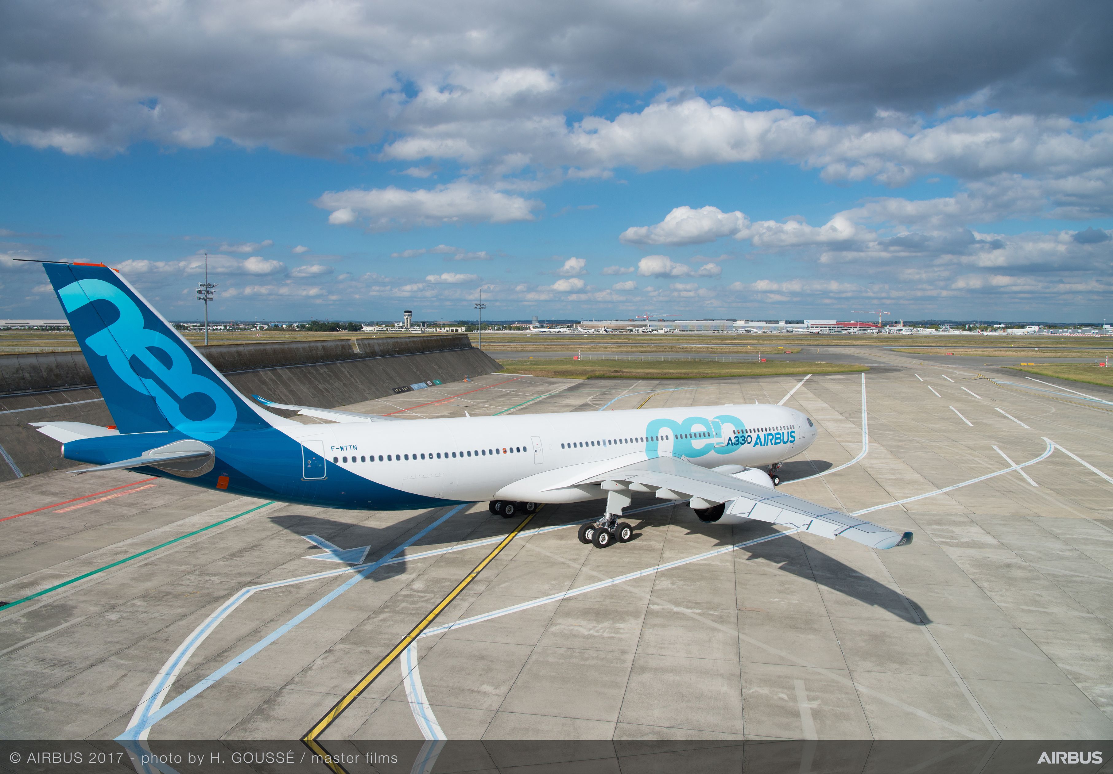 https://airbus-h.assetsadobe2.com/is/image/content/dam/products-and-solutions/commercial-aircraft/a330-family/a330-900neo/A330neo-at-Bikini-023.jpg?wid=3626&fit=fit,1