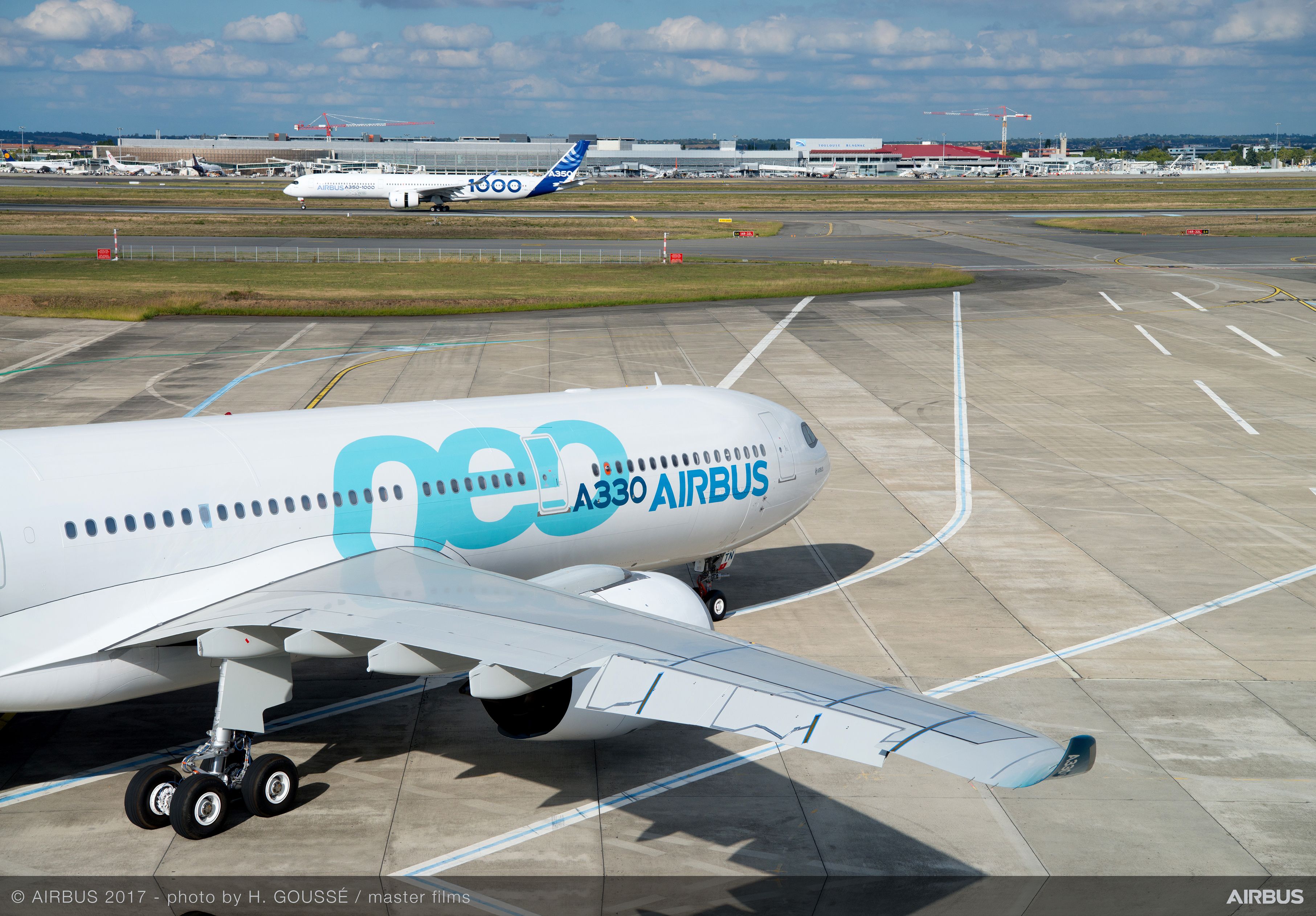 https://airbus-h.assetsadobe2.com/is/image/content/dam/products-and-solutions/commercial-aircraft/a330-family/a330-900neo/A330neo-at-Bikini-024.jpg?wid=3626&fit=fit,1