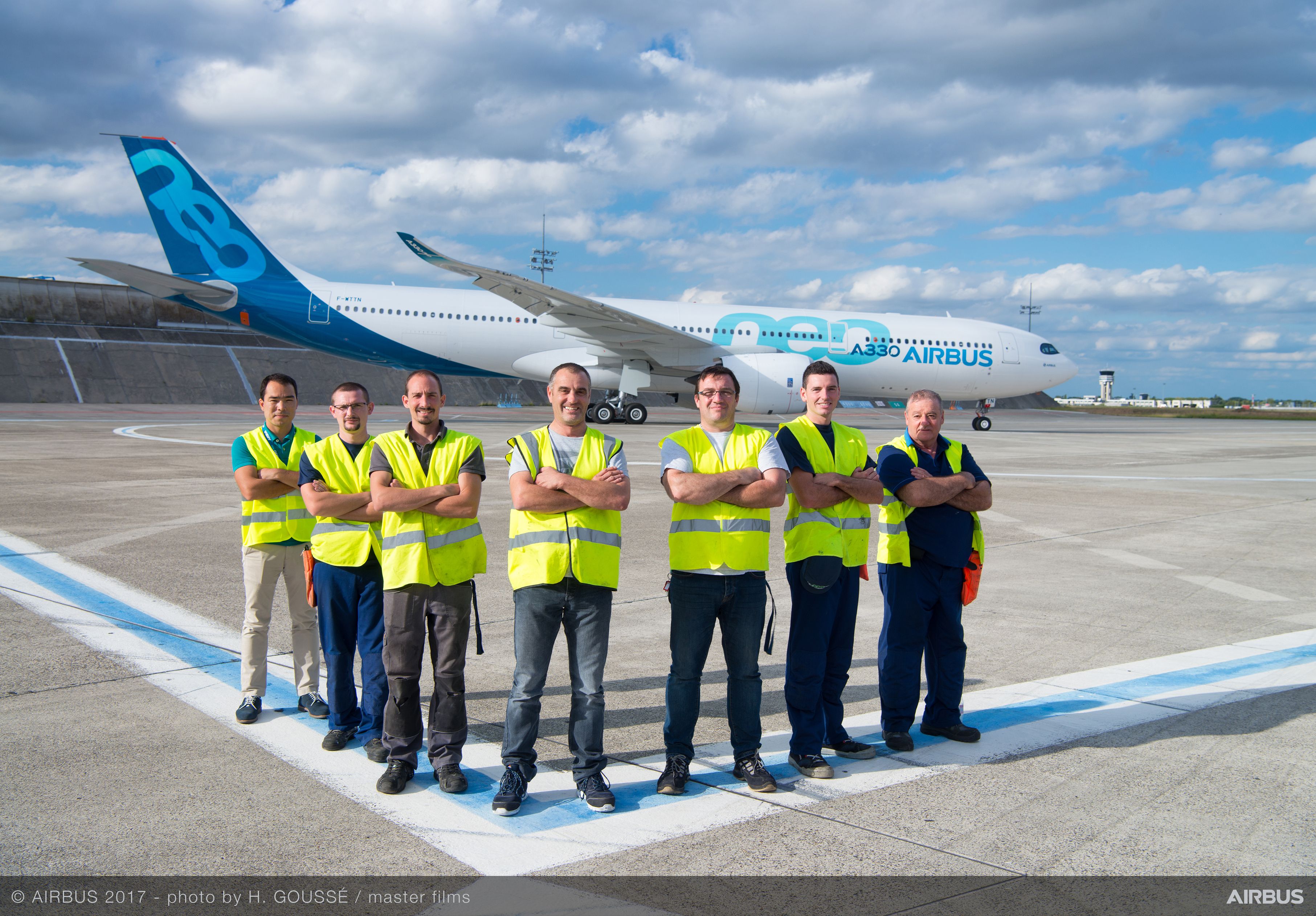 https://airbus-h.assetsadobe2.com/is/image/content/dam/products-and-solutions/commercial-aircraft/a330-family/a330-900neo/A330neo-at-Bikini-046.jpg?wid=3626&fit=fit,1