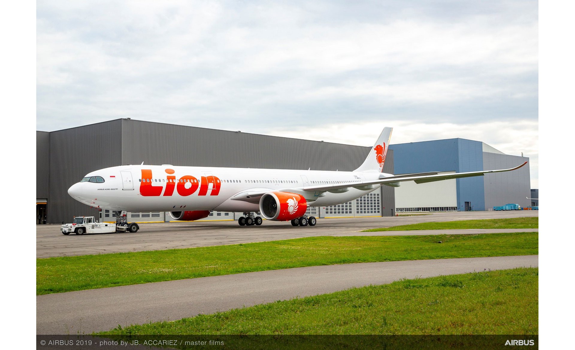https://airbus-h.assetsadobe2.com/is/image/content/dam/products-and-solutions/commercial-aircraft/a330-family/a330-900neo/Lion_Air_A330-900_RollOut.jpg?wid=1920&fit=fit,1&qlt=85,0