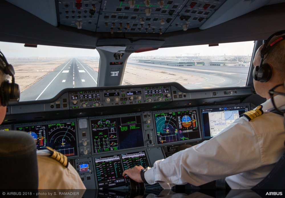 飞行员在A350-1000驾驶舱内的“肩后”照片