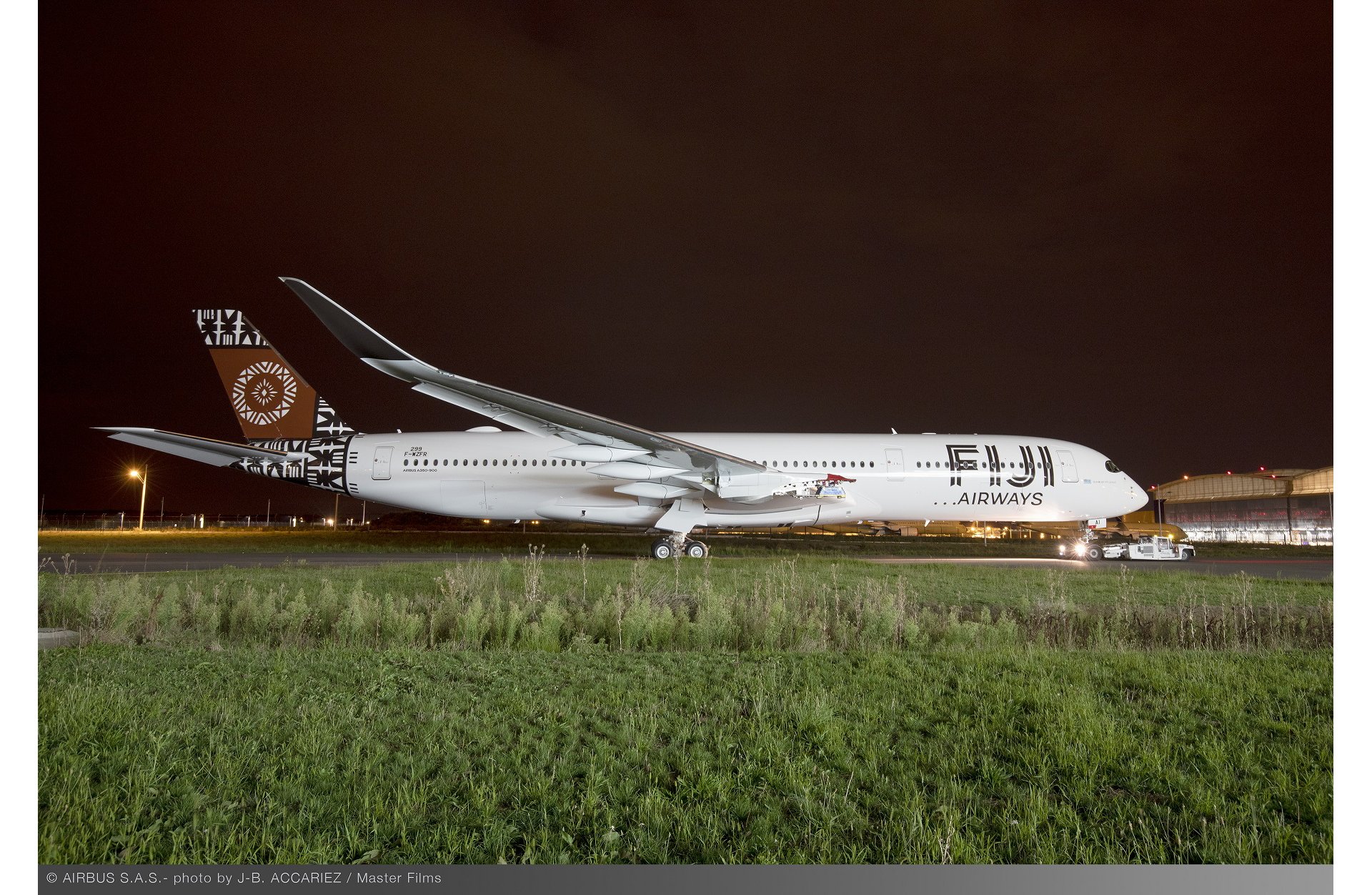 Airbus A350XWB (partie 3) - Page 23 A350-900-Fiji-Airways-MSN299-rolls-out-of-paint-shop-006
