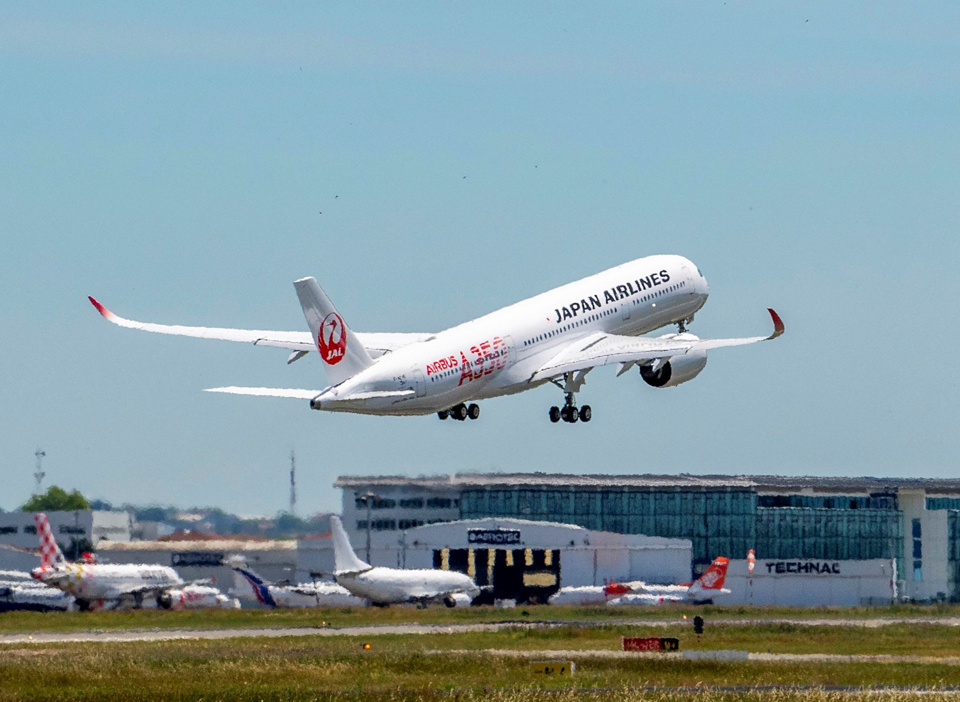 First Japan Airlines A350 Xwb Makes Maiden Flight Commercial Aircraft Airbus