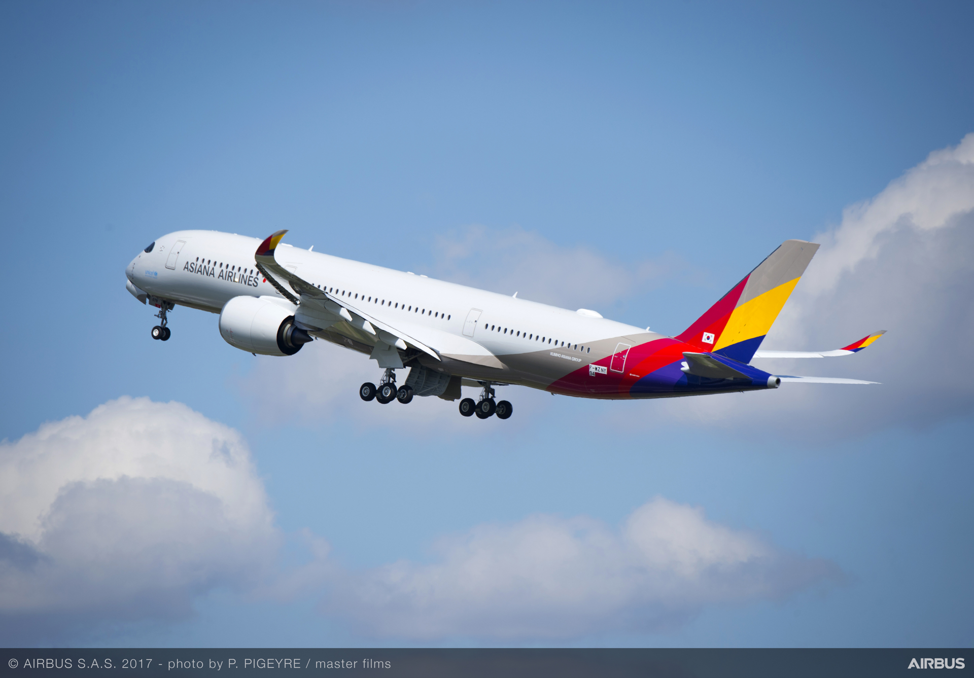 The first Asiana Airlines A350 XWB – an A350-900 version delivered by Airbus in April 2017 – is an advanced aircraft built with next-generation technology