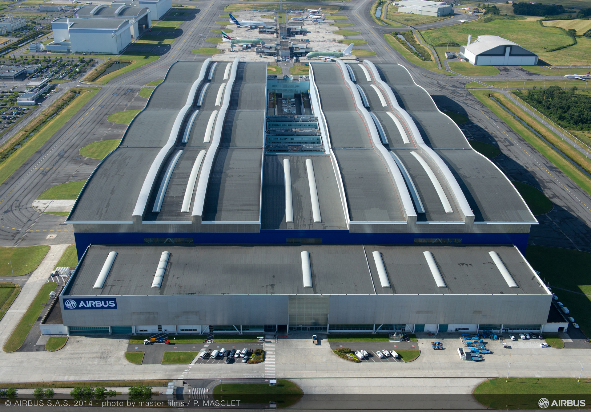 An overhead view of the former A380 final assembly line in Toulouse, France – which Airbus is transforming into a new-generation A320 Family final assembly line capable of producing A321 aircraft.