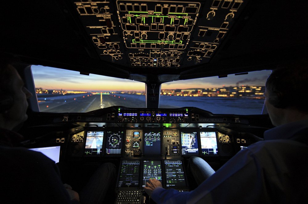 在一架A380驾驶舱内，突出显示了主仪表板与它的8个相同的大型互动显示器