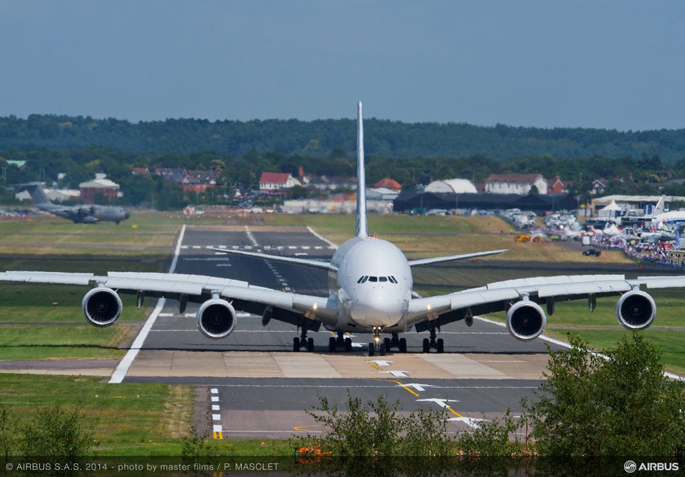 乐动体育app靠谱吗范堡罗航展上，空客A380在完成飞行表演后出现在跑道上