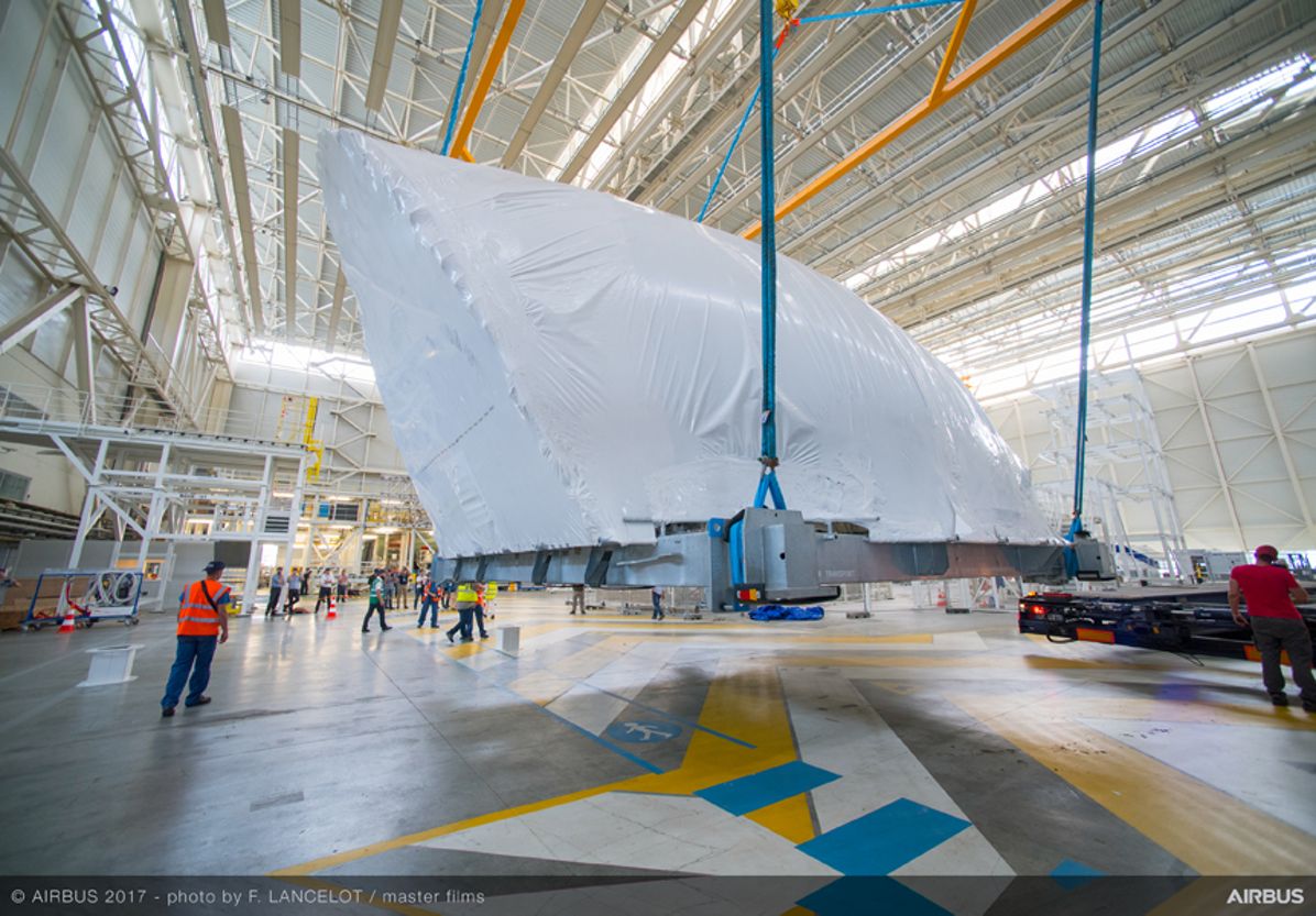Transfer of first BelugaXL’s main deck cargo door
