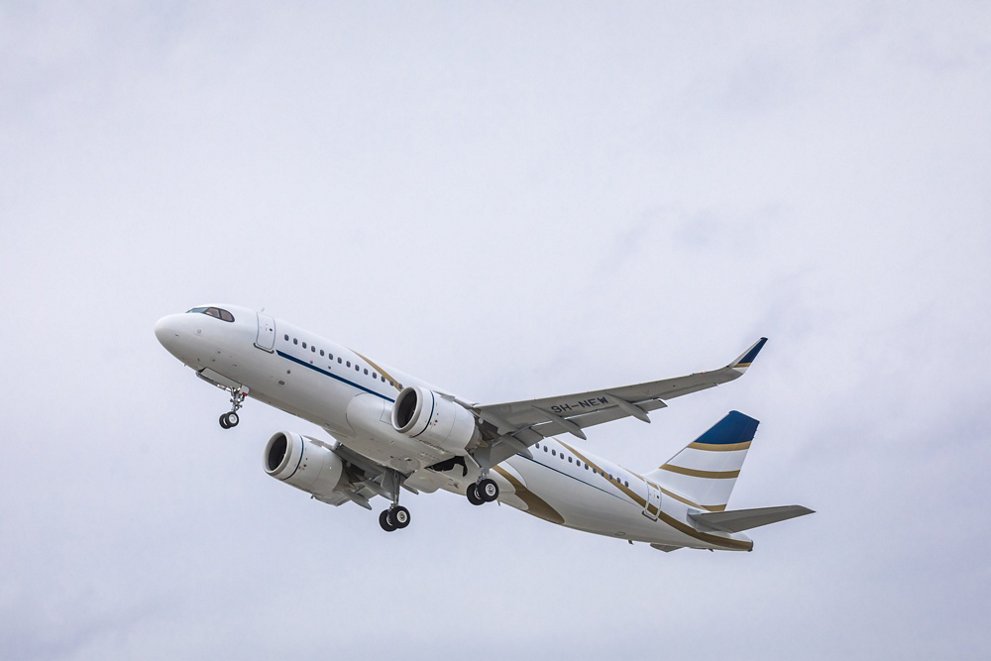 Comlux ACJ320neo