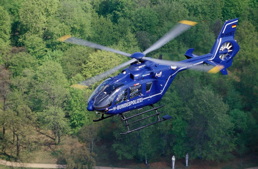 飞行中的直升机H135的侧视图交付给德国联邦警察。