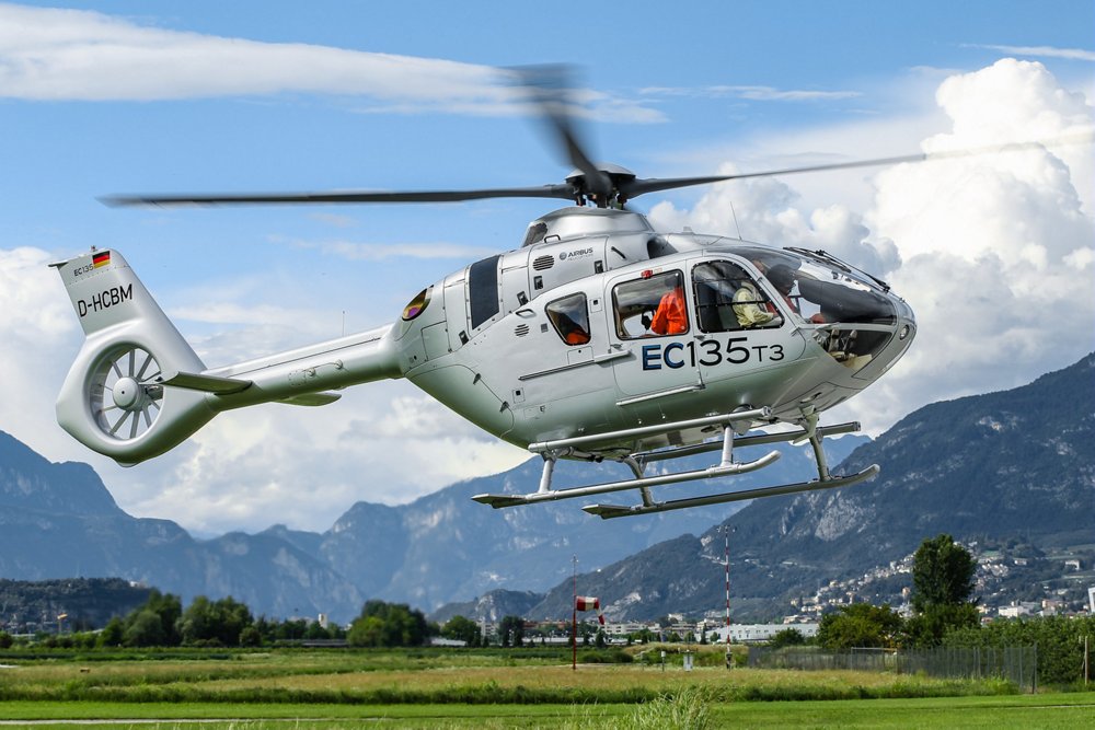 该EC135直升机T3（重新命名为H135），是由欧盟航空安全局于2014年认证，并集成了更多的升力更大的主旋翼，以及更高效率的横向进气口。
