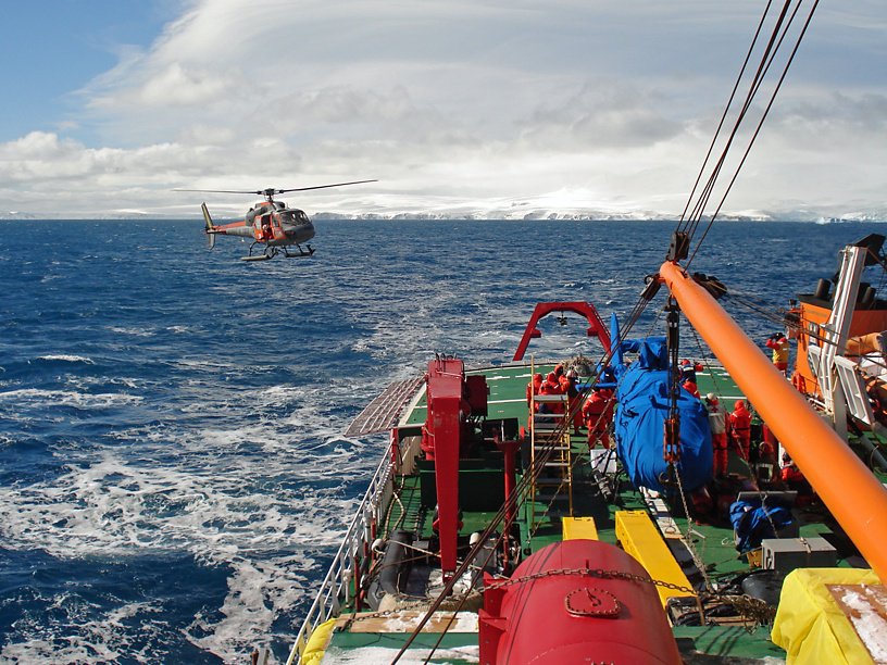  H125 approaching research ship