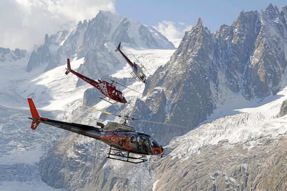 通过空中客车直升机生产的H125旋翼飞机的三重奏，在山地地形上方飞行。乐动体育app靠谱吗