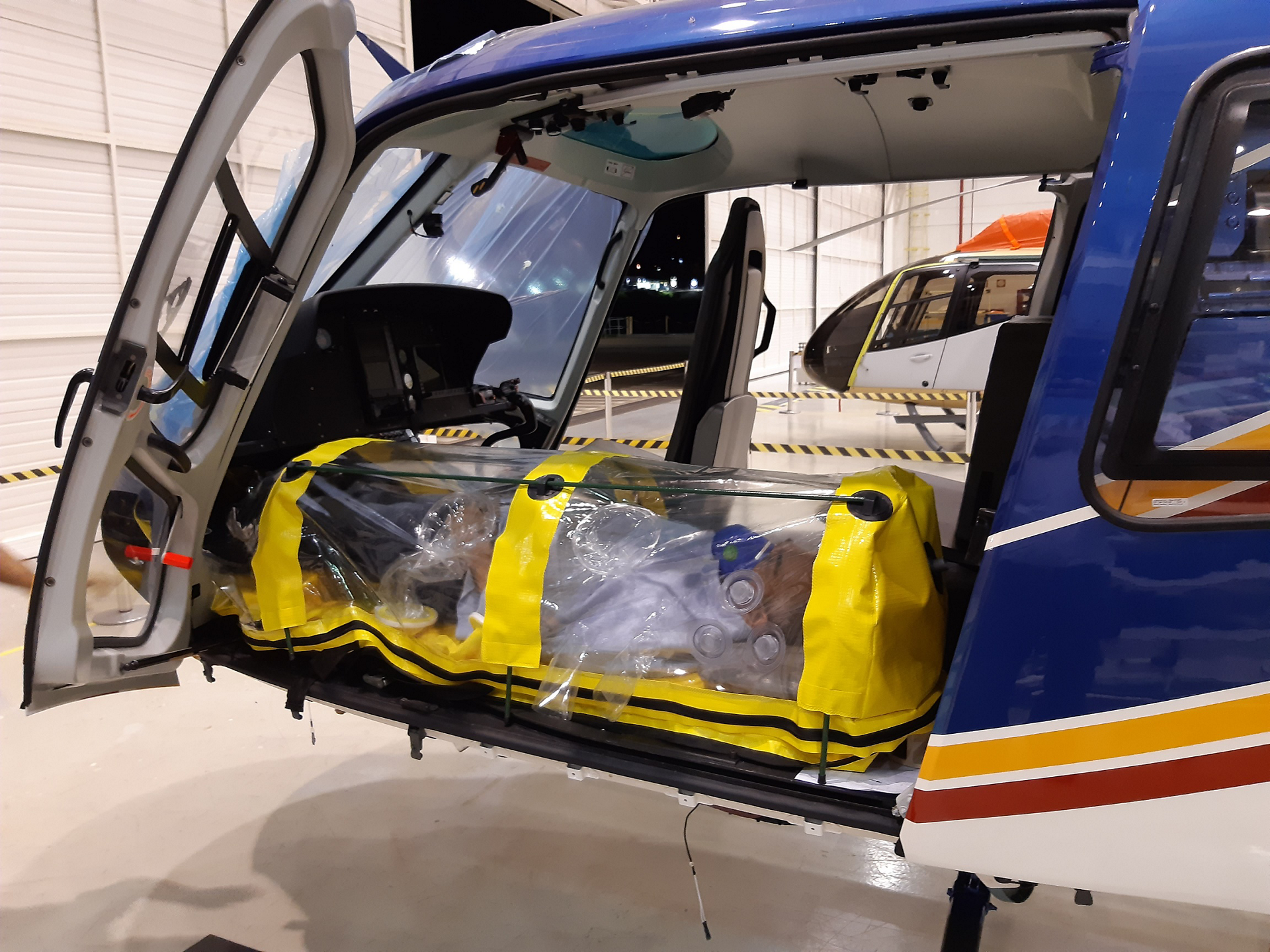 Helibras recently helped adapt a PID manufactured by a local supplier for the small cabin of the H125. PIDs are the most sophisticated type of protective unit available because they contain the patient environment and eliminate the need for disinfection. 