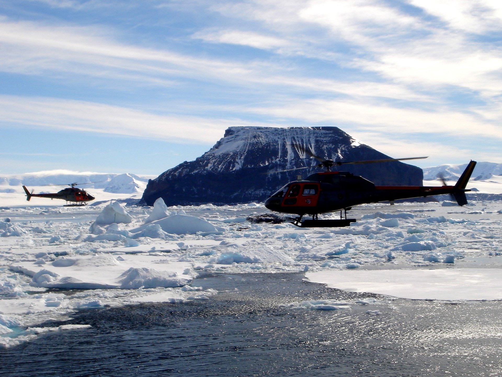 The H125 provided a range of support as part of the Brazilian Antarctic research programme PROANTAR, including the transport of goods and personnel from the ship to the research fields.