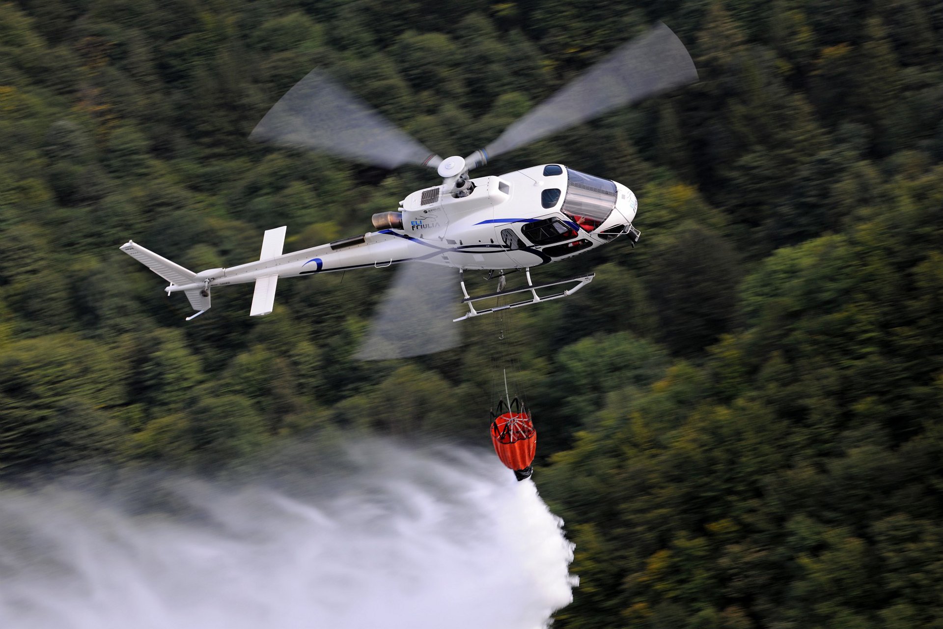 H125 performing a firefighting mission with Italian operator Eli Friulia 2017