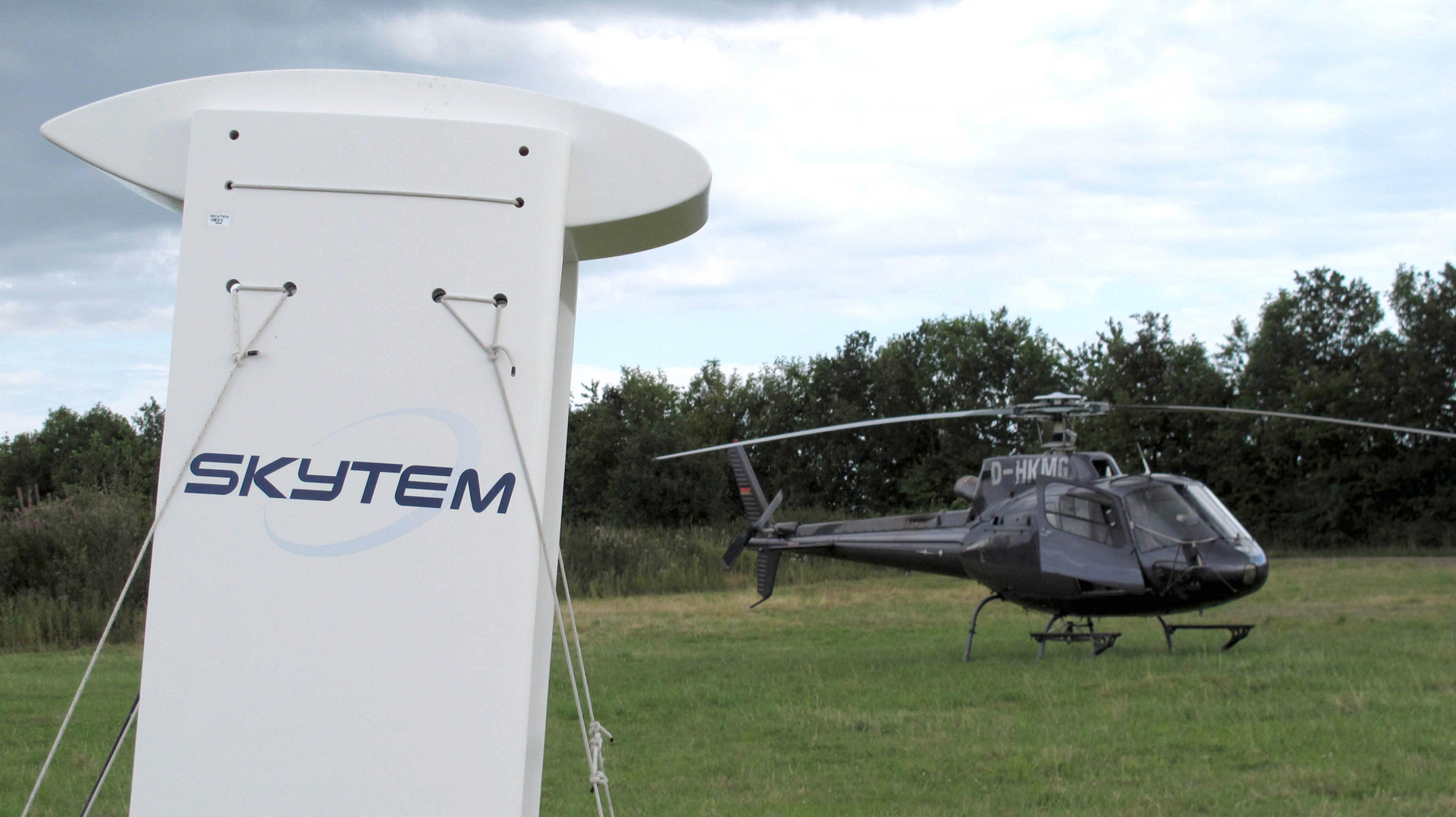 A SkyTEM tower and compatible H125 helicopter