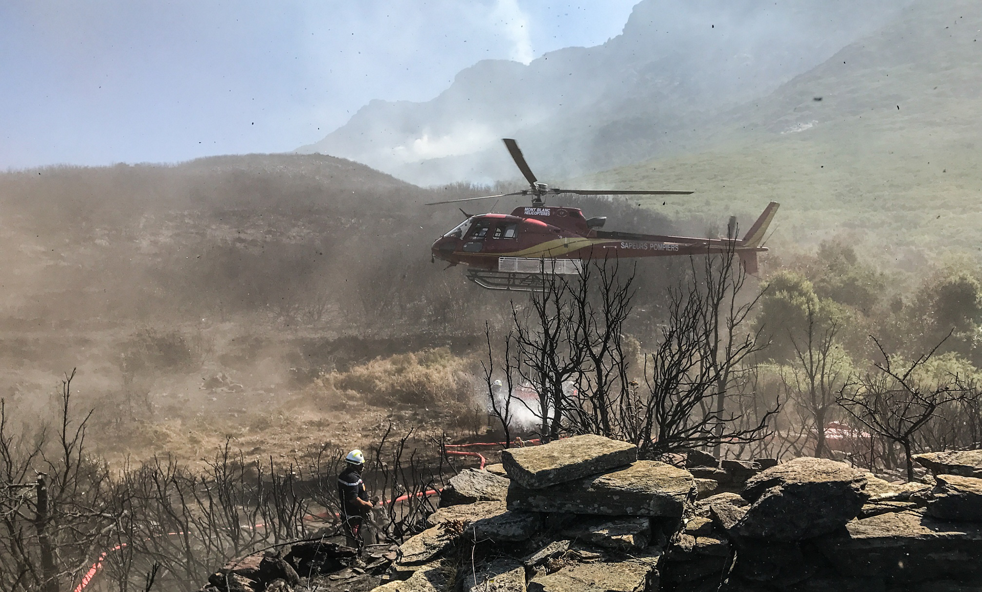 A Mont Blanc Helicoptères-operated Airbus rotorcraft supports firefighting efforts.