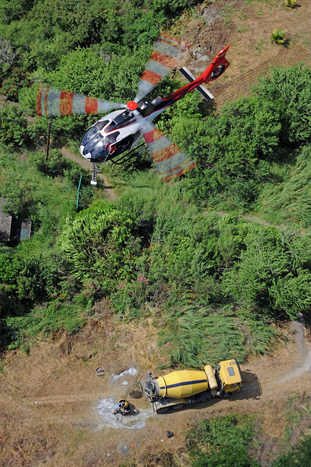 空中客乐动体育app靠谱吗车H130直升机将其货物吊带系统部署为空中工作职责的一部分