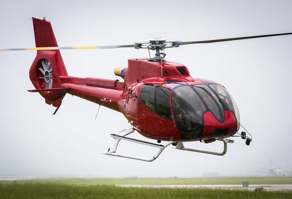 飞机上乐动体育app靠谱吗的空中客车H130直升机送到瑞士的Air Zermatt。