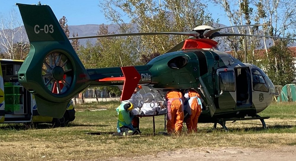 As in many other countries, the Chilean health authorities strive to avoid the oversaturation of hospitals in high density metropolitan areas such as Santiago. As a result, and the air support division of Carabineros de Chile, the Chilean police, has been very actively performing inter-hospital transfers with their H135 helicopters during the pandemic.