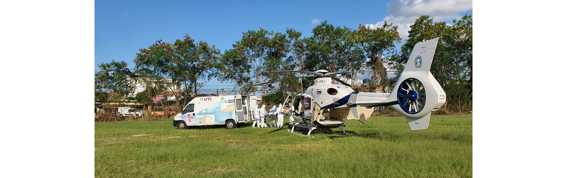 To isolate the patient inside the H135 cabin, the COA uses a stretcher with protective cover which efficiently protects the crew and medical team. The device also reduces the time needed for disinfecting the aircraft between the missions. 