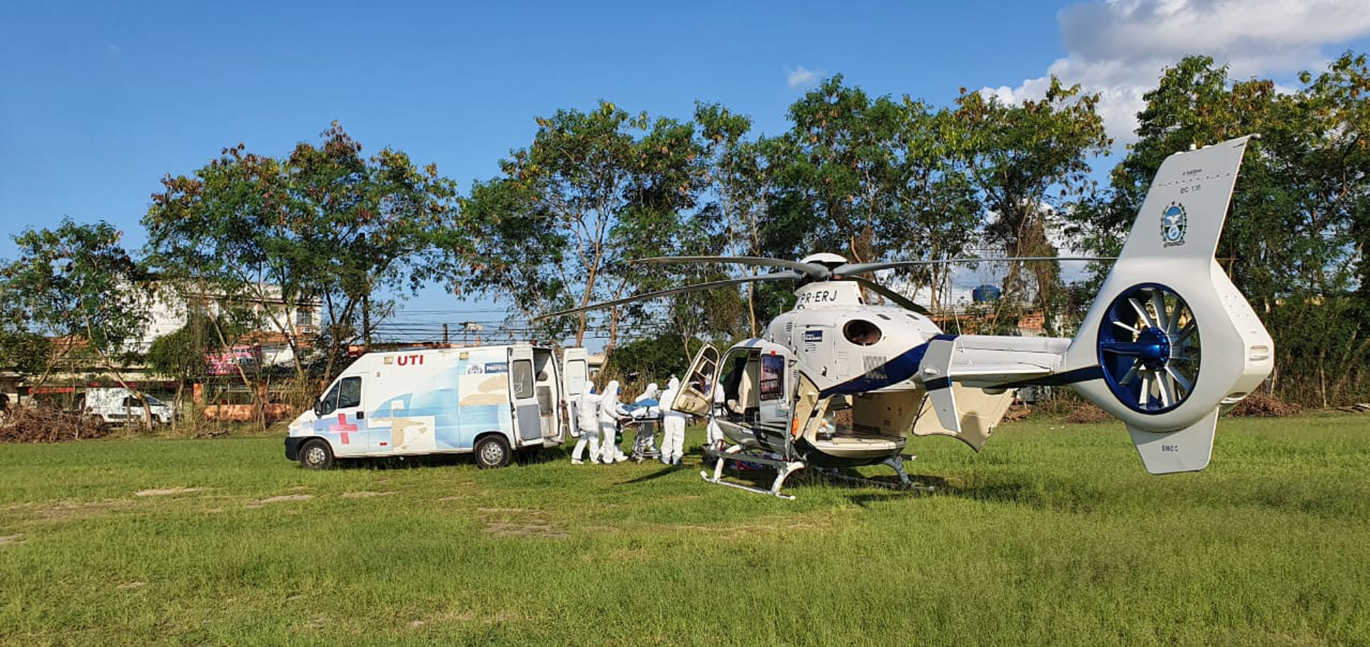 To isolate the patient inside the H135 cabin, the COA uses a stretcher with protective cover which efficiently protects the crew and medical team. The device also reduces the time needed for disinfecting the aircraft between the missions.