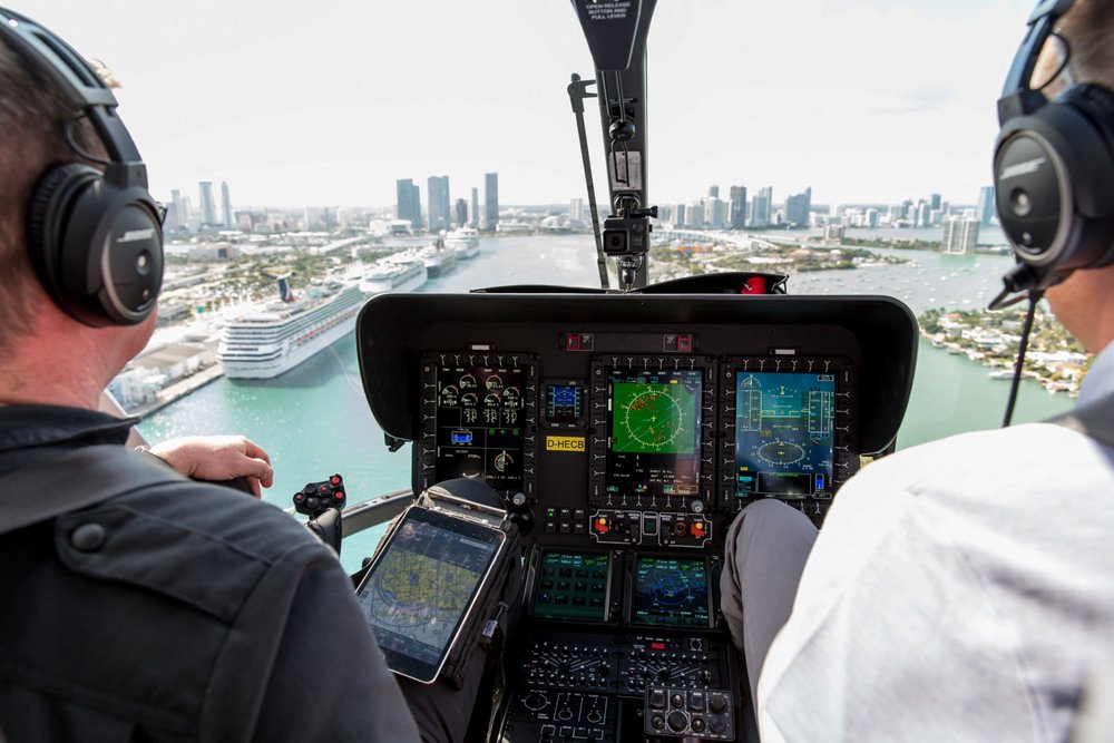 从驾驶舱内俯瞰这架空客H135直升机的仪表板乐动体育app靠谱吗