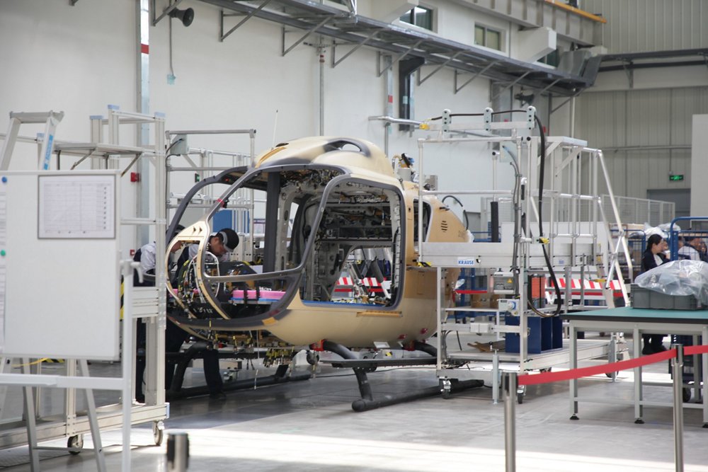 空中客乐动体育app靠谱吗车直升机H135在公司在中国青岛的最终装配线生产过程中显示。