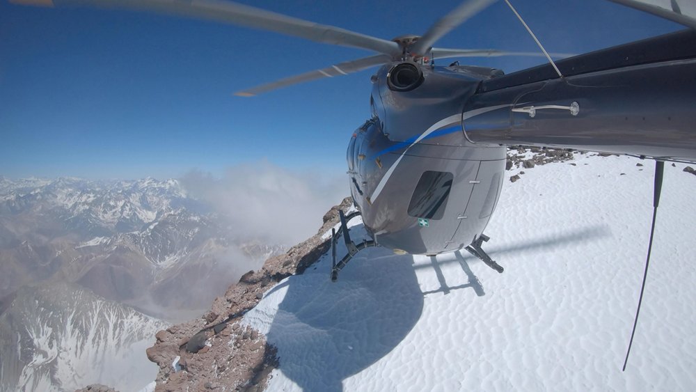 空中客车直升机H145旋翼飞机的后视图乐动体育app靠谱吗在登陆南半球最高山，阿根廷的Aconcagua之后。
