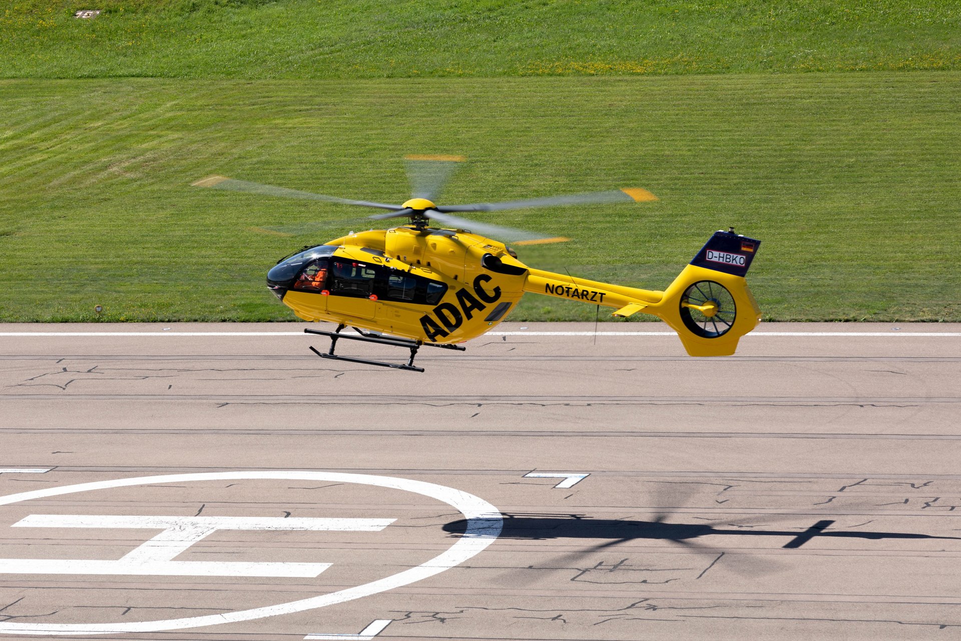ADAC Luftrettung, one of Europe’s biggest Helicopter
Emergency Medical Services (HEMS) operators, has taken delivery of its first two five-bladed
H145s.