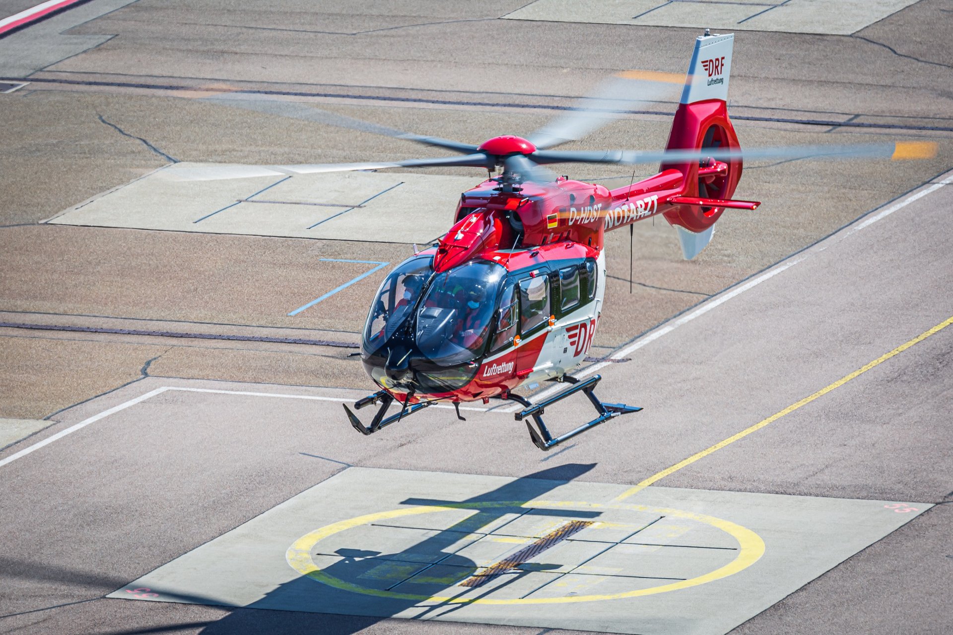 Airbus Helicopters, in cooperation with DRF Luftrettung, has
performed the first retrofit of a four-bladed H145 into the new five-bladed version.