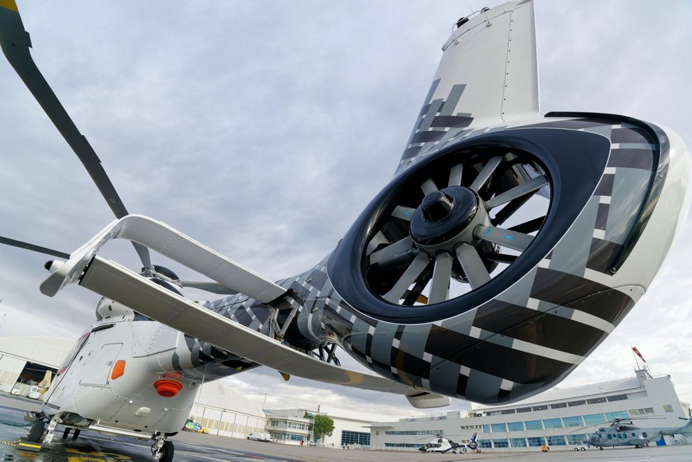 空中客车直升机H160的特写镜头视图，包括最乐动体育app靠谱吗大的FeneStron®罩尾桨，这是在12°时的双倾斜。成角度，以进一步提高抗扭矩控制效率。