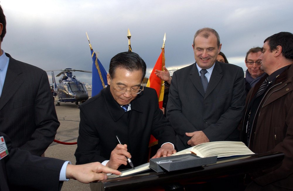 AVIC IL（哈尔滨航空器行业集团）和欧洲直升机（后来更名为空中客车直升机）的主席签署了EC175的合作协议。乐动体育app靠谱吗