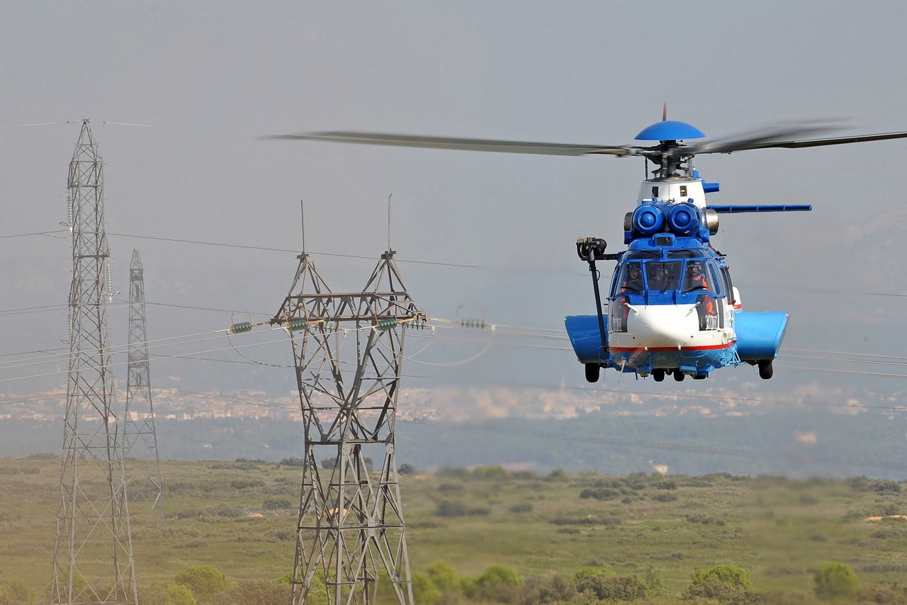France's network of medium- and high-voltage electrical lines traverses 105,000 kilometers and is owned and maintained by RTE (réseau de transport d’électricité), a subsidiary of EDF (Electricité de France). The company's aerial service, STH (Services et Travaux Héliportés), is responsible for the surveillance, maintenance, and construction of the network via a fleet that includes H225, AS355, H135, and H125 helicopters.