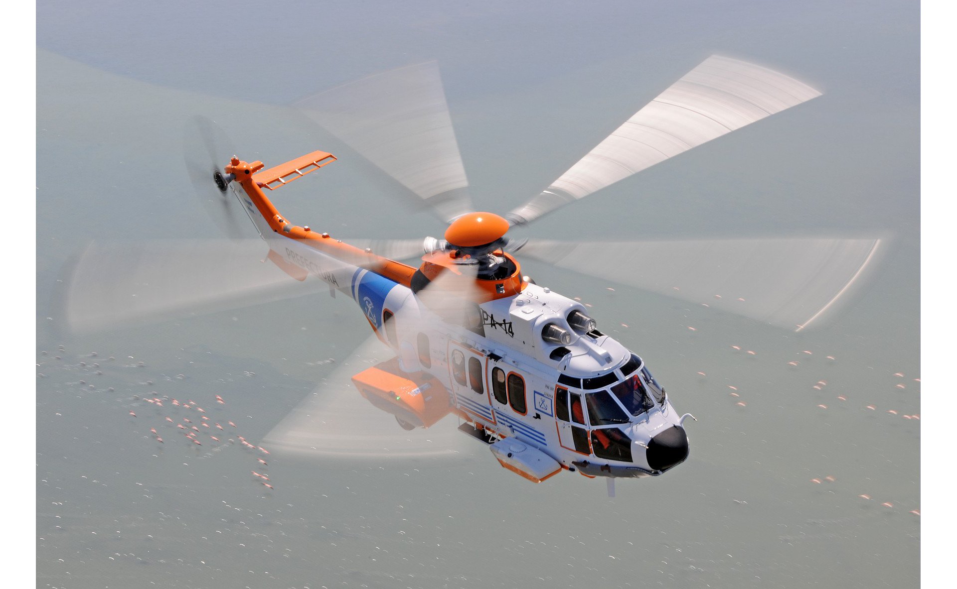 The H225 extensive range allow to fly to zones far from the coast and to operate day and night for rescue operations in extreme weather conditions