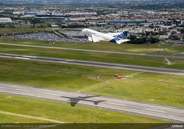 Airbus 50th anniversary - Formation Flight - A380 lands