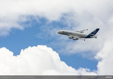 乐动体育app靠谱吗空中客车50周年-编队飞行- A380降落