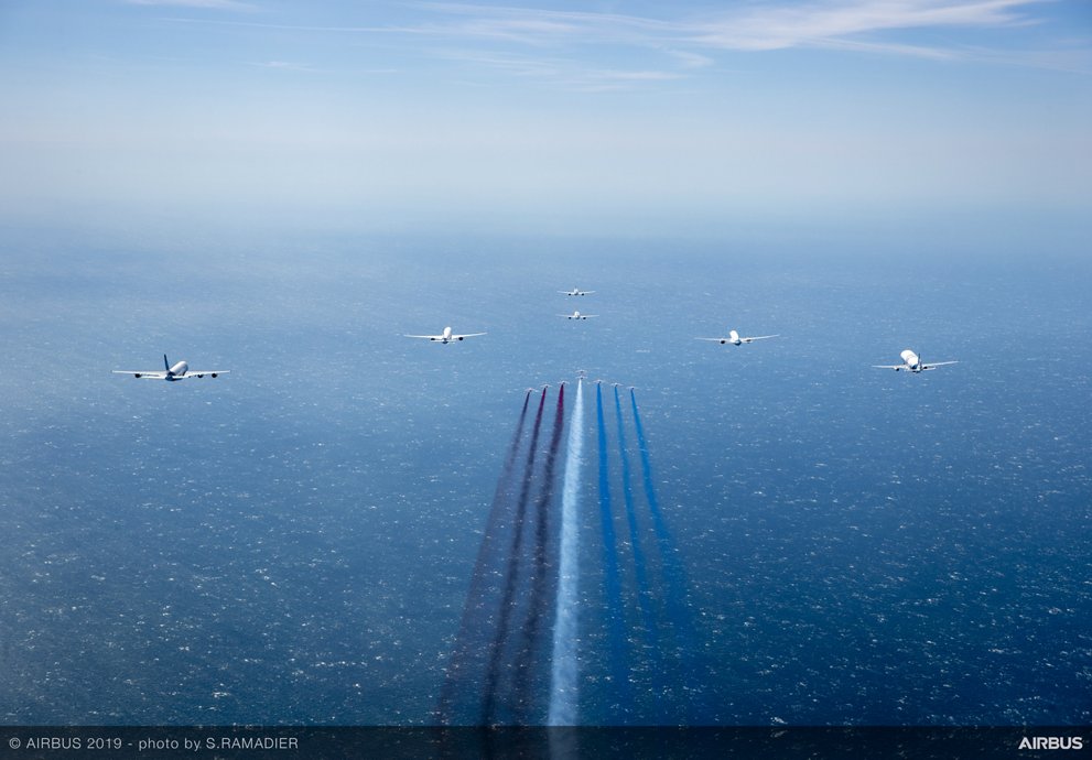https://airbus-h.assetsadobe2.com/is/image/content/dam/products-and-solutions/formation-flight/Airbus-50th-years-anniversary-formation-flight-air-to-air-with-patrouille-de-France-027.jpg?wid=991&fit=fit,1&qlt=85,0