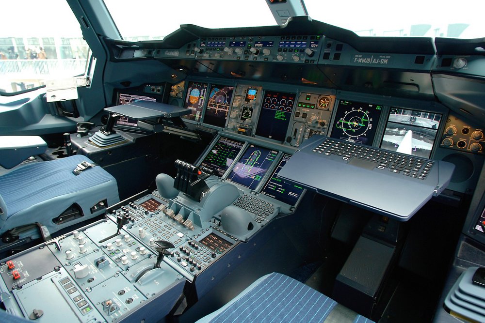 Tampilan close-up dari dek penerbangan A380, termasuk kontrol penerbangan fly-by-wire dan tampilan kokpit interaktif