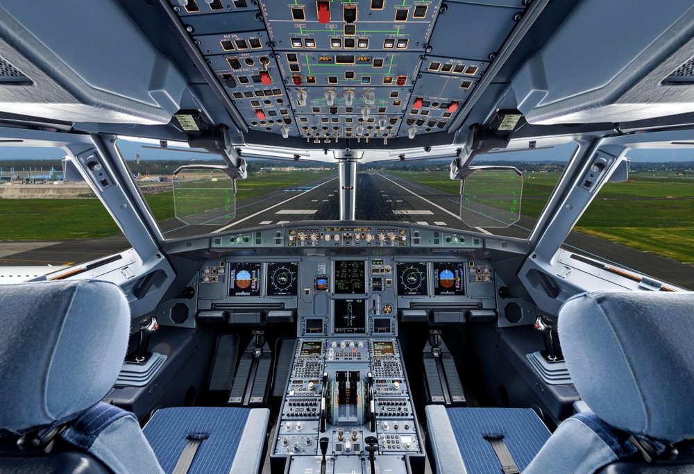 A320舱内的内部视图，包括飞行控制