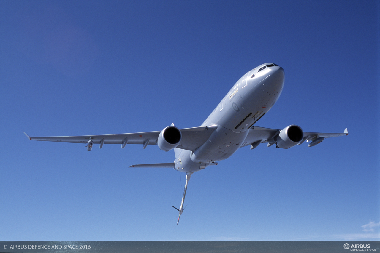 A330多用途加油机运输(MRTT)在2007年进行了首飞，展示了空中加油吊杆系统的部署。