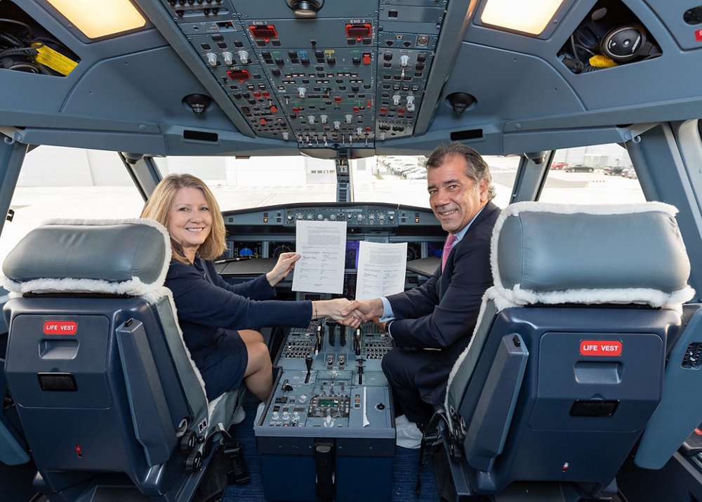 Michele Evans, EVP Lockheed Martin Aeronautics and Fernando Alonso, EVP Military Aircraft, Airbus Defence and Space in the cockpit of an A330MRTT upon signature of the Memorandum of Agreement between both companies. 