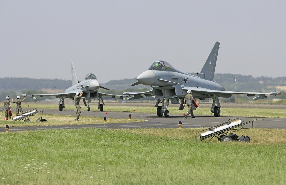 "Die Zukunft landet in Neuburg"
Erste Landung des Waffensystems EUROFIGHTER
Die Luftwaffe wird 180 Eurofighter beschaffen, wobei 140 davon in den Jagdgeschwadern eingesetzt werden sollen. Mit weiteren 40 Eurofightern, die als mehrrollenfähige, leichte Kampfflugzeuge ab 2012 eingeführt werden, soll ein Teil der TORNADO-Flotte ersetzt werden.